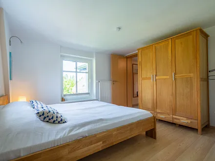 Das 3. Schlafzimmer mit Doppelbett  und großem Kleiderschrank