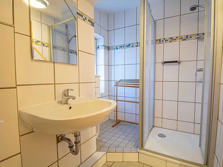 Das 2. Bad mit Dusche und WC