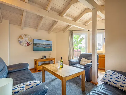 Der gemütliche Wohnbereich mit Zugang zur großen Terrasse