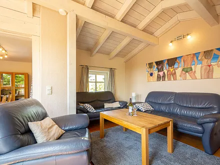 Der gemütliche Wohnbereich mit Zugang zur großen Terrasse