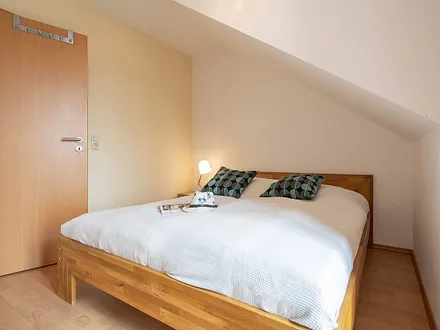 Das erste Schlafzimmer mit Doppelbett