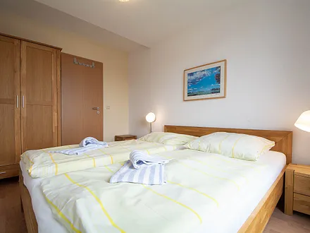 Das zweite Schlafzimmer mit Doppelbett und geräumigen Kleiderschrank