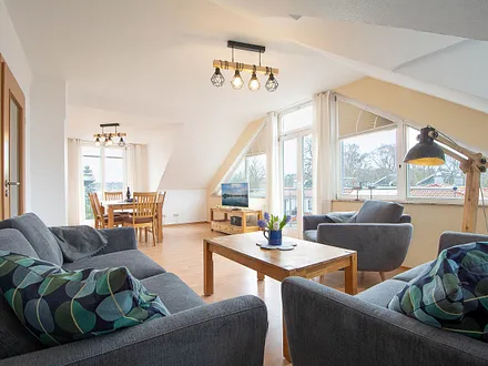 Der helle offene Wohnbereich mit Zugang zu den Balkonen