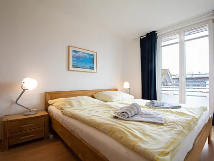 Das zweite Schlafzimmer mit Doppelbett und Zugang zum Süd-Balkon