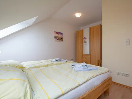 Das dritte Schlafzimmer mit Doppelbett und geräumigen Kleiderschrank