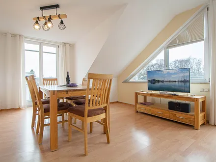 Der lichtdurchflutete Wohnbereich mit Zugang zum Balkon