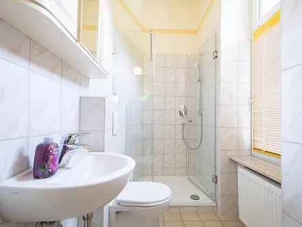 Das Tageslichtbad mit Dusche und WC