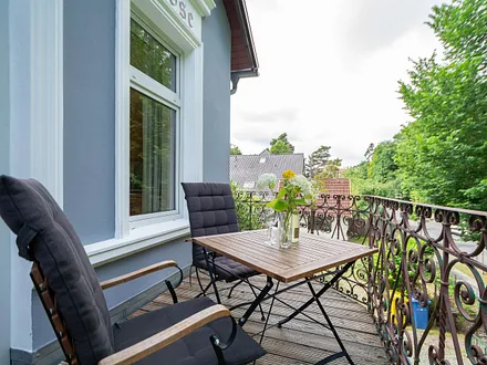 Der möblierte Balkon mit Blick auf die Strandstraße