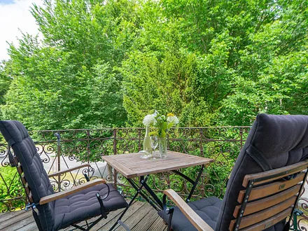 Der möblierte Balkon mit Blick auf die Strandstraße