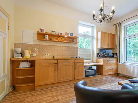 Die offene Küchenzeile mit allen wichtigen Küchengeräten und -utensilien