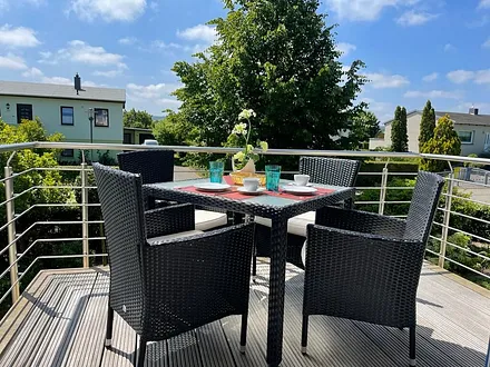 Der kleinere der beiden möblierten Balkone mit Südausrichtung