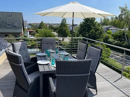 Der kleinere der beiden möblierten Balkone mit Südausrichtung