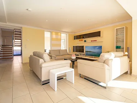 Das gemütliche Wohnzimmer mit Sitzecke und Flachbild-TV