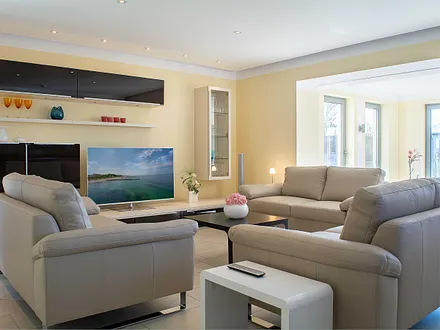 Das gemütliche Wohnzimmer mit Sitzecke und Flachbild-TV