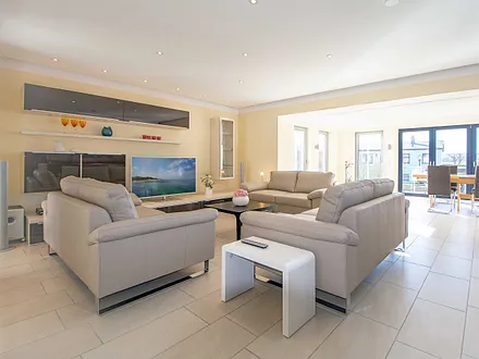 Der helle offene Wohn- und Essbereich