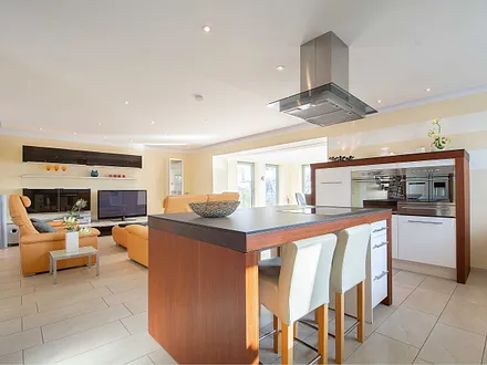 Die modern eingerichtete Küche mit allen wichtigen Küchengeräten