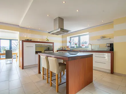 Die modern eingerichtete Küche mit allen wichtigen Küchengeräten