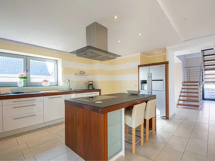 Blick von der Küche in den offenen Wohnbereich