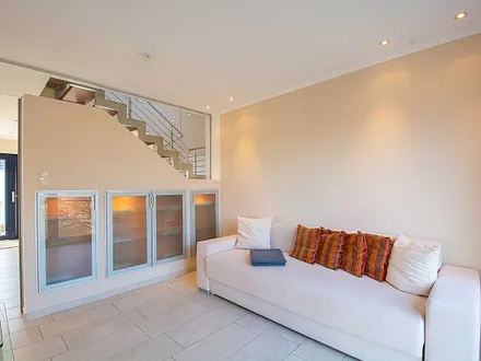 Das Arbeitszimmer mit Couch und kleinem Schreibtisch