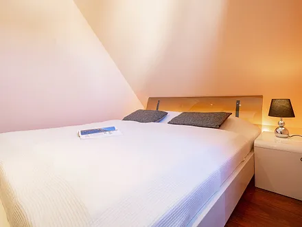 Das zweite Schlafzimmer mit Doppelbett 