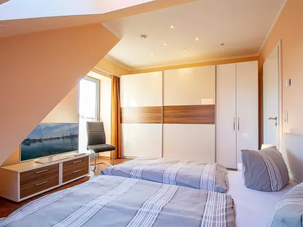 Das dritte Schlafzimmer mit Doppelbett, Flachbild-TV und großem Kleiderschrank