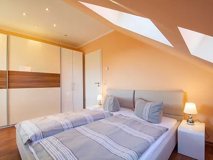 Das dritte Schlafzimmer mit Doppelbett und großem Kleiderschrank