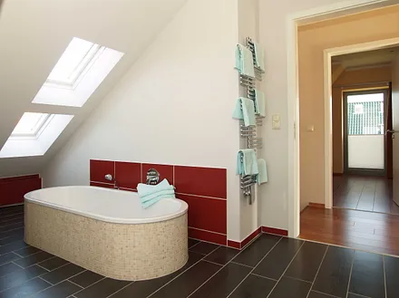 Das große Bad mit Badwewanne, zwei Waschbäcken und WC