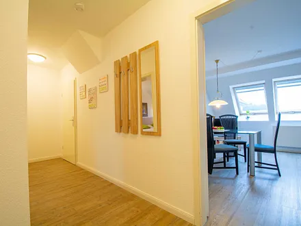 Der großzügige Flur in der unteren Etage mit Zugang zum Wohnzimmer