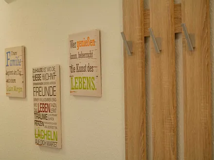 Der großzügige Flur mit Garderobe in der unteren Etage