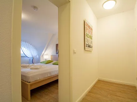 Der großzügige Flur in der unteren Etage mit Zugang zum Schlafzimmer