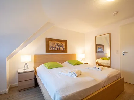 Das erste Schlafzimmer mit Doppelbett in der unteren Etage