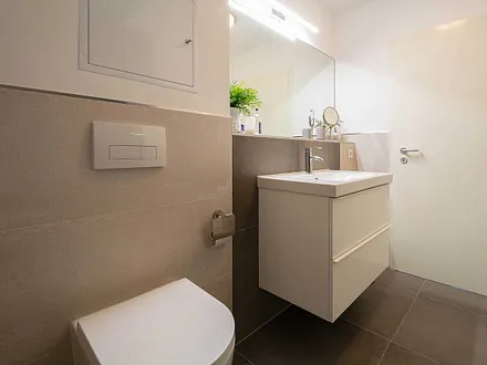 Das erste Bad mit großer begehbarer bodengleicher Dusche in der unteren Etage