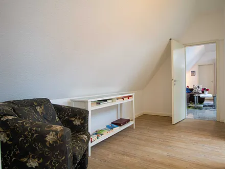 Der Flur in der oberen Etage mit Blick ins Wohnzimmer