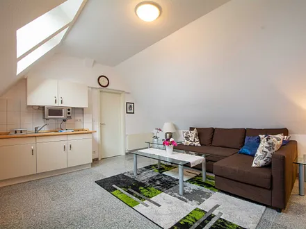 Der kombinierte Wohn- und Essbereich mit Schlafcouch in der oberen Etage