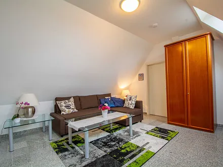 Der Wohnbereich mit Schlafcouch in der oberen Etage