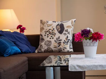 Der Wohnbereich mit Schlafcouch in der oberen Etage