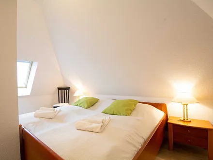 Das zweite Schlafzimmer mit Doppelbett in der oberen Etage