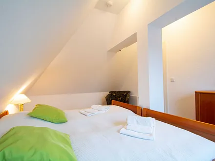 Das zweite Schlafzimmer mit Doppelbett in der oberen Etage