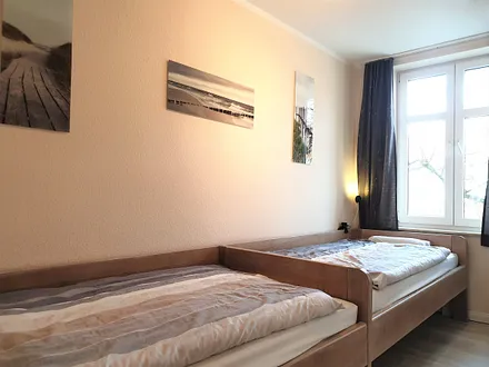 Schlafzimmer mit zwei Einzelbetten