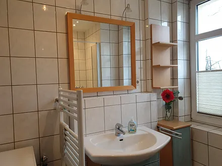 Duschbad mit Waschmaschine und Trockner