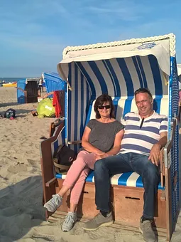 Wir sind Ihre Gastgeber und dieser Strandkorb steht Ihnen von Anfang Mai bis Ende September direkt am Strand kostenlos zur Verfügung