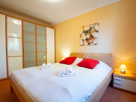 Das Schlafzimmer mit Doppelbett und Kleiderschrank