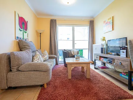 Der Wohnbereich mit Zugang zur möblierten Terrasse