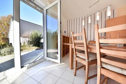 Essbereich mit Zugang zur Terrasse