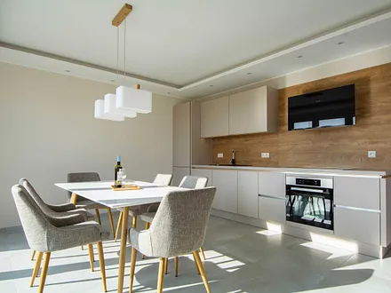 Blick auf den Essbereich und die voll ausgestattete Küchenzeile