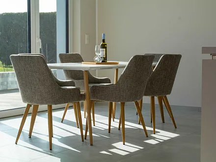 Der lichtdurchflutete Essbereich mit Blick in den Garten