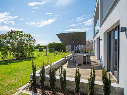 Die große möblierte Terrasse