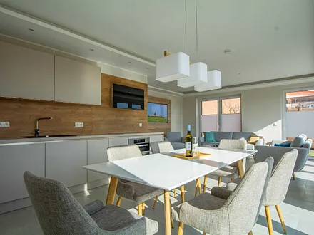 Blick auf den Essbereich und die voll ausgestattete Küchenzeile