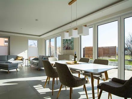 Der lichtdurchflutete Essbereich mit Blick in den Garten