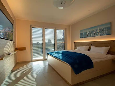 Alle Schlafzimmer lassen sich abdunkeln und verfügen über eine indirekte intelligente Beleuchtung